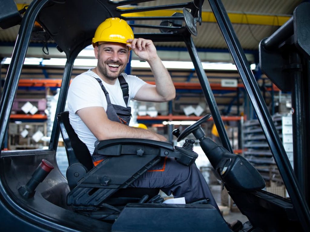 retrato-sonriente-conductor-carretilla-elevadora-profesional-almacen-fabrica-2